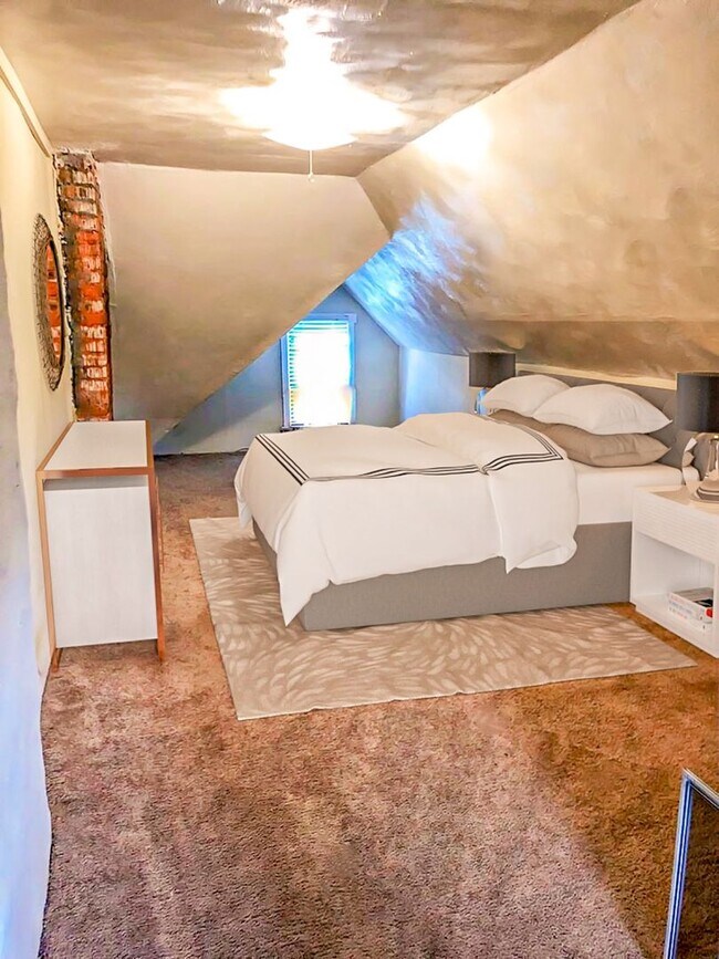 Building Photo - 3 BEDROOMS, 1 FULL BATH + 2 FREE Off-Stree...