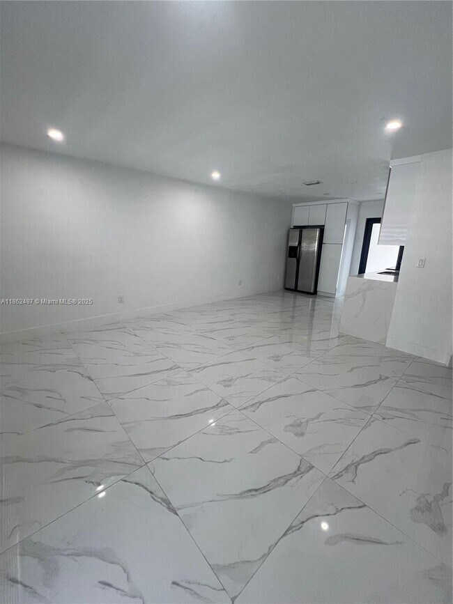 Foto del edificio - 987 SE 1st St