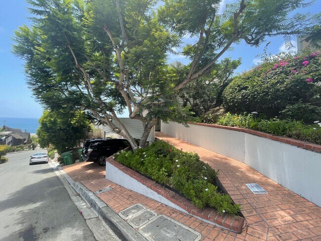 Foto del edificio - Stunning 2 Bedroom 2 Bath in Laguna Beach