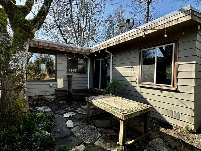Building Photo - 2529 Riverview St