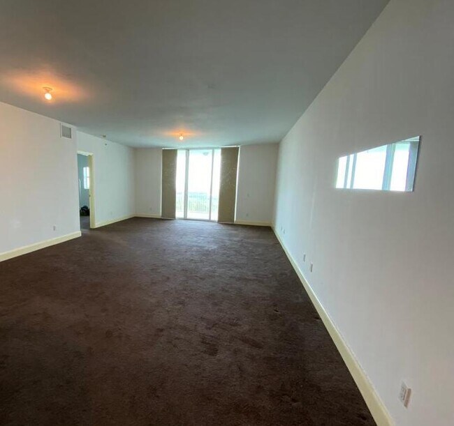 Building Photo - 14951 Royal Oaks Ln