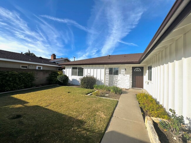 Foto del edificio - Spacious 4-bedroom, 2.5-bath Home Fountain Valley