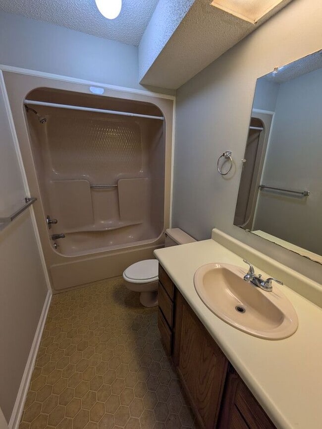 Building Photo - 1BD/1BA Apartment at the Heart of Hickory