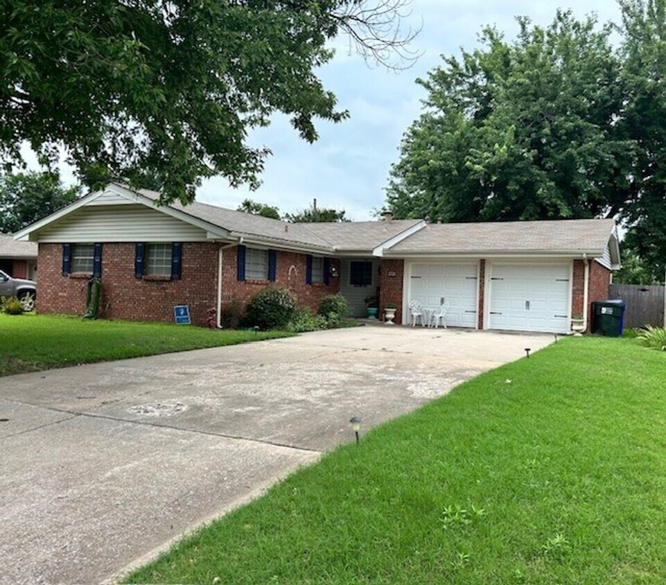 Foto principal - (3) Bed/(1.5) Bath Near Core Norman and OU...
