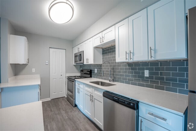 2BR, 1.5BA - 969SF - Kitchen - Fountain Parc