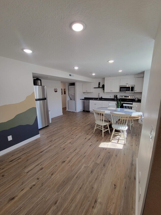 Primary Photo - 702 S Canyon Dr