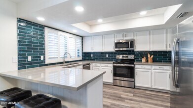 Building Photo - 1460 N La Rosa Dr