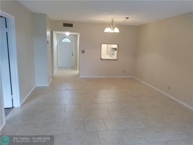 Foto del edificio - 1040 Country Club Dr