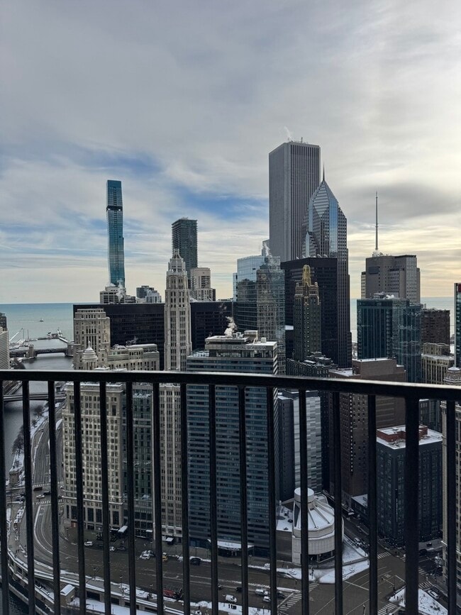 Foto del edificio - 300 N State St