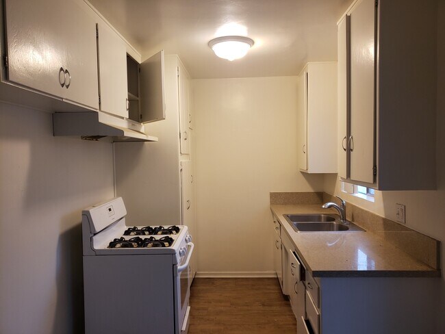 Building Photo - 7622 Crescent Ave