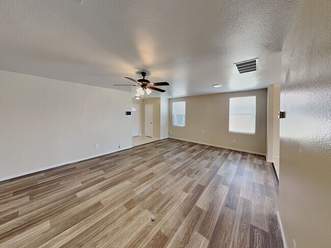 Foto del edificio - BEAUTIFUL HOME IN BURLESON ISD!