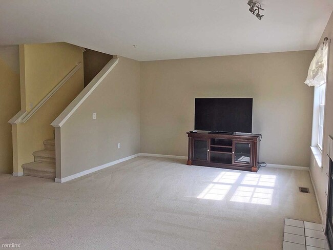 Building Photo - 3 br, 2.5 bath Condo - 3075 Barclay Way