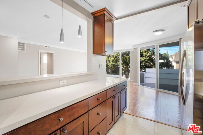 Building Photo - 248 S Doheny Dr