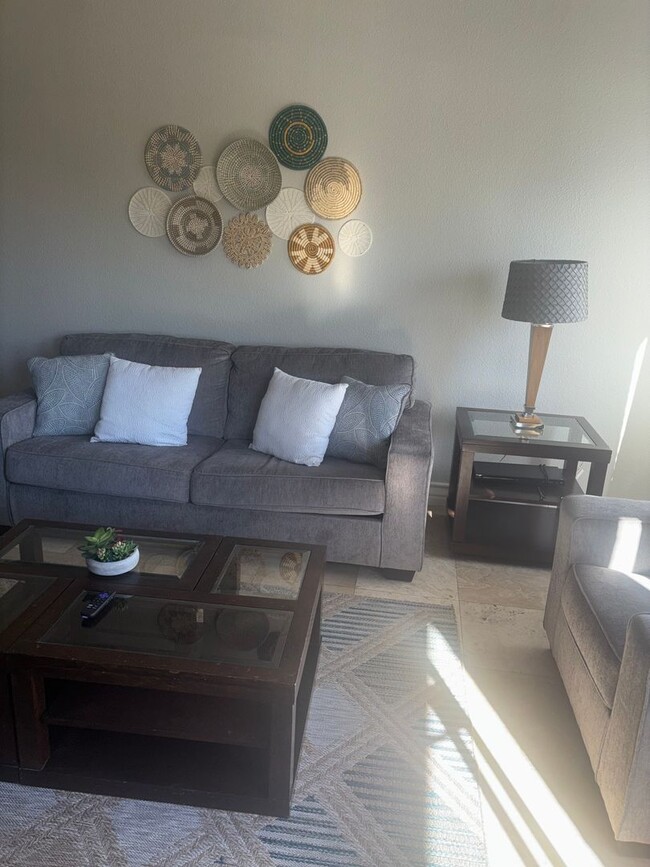 Building Photo - Meridian 1 Bed | 1 Bath Top-Floor Unit with Great City Views.Newly Upgraded with Laminate Floorin...