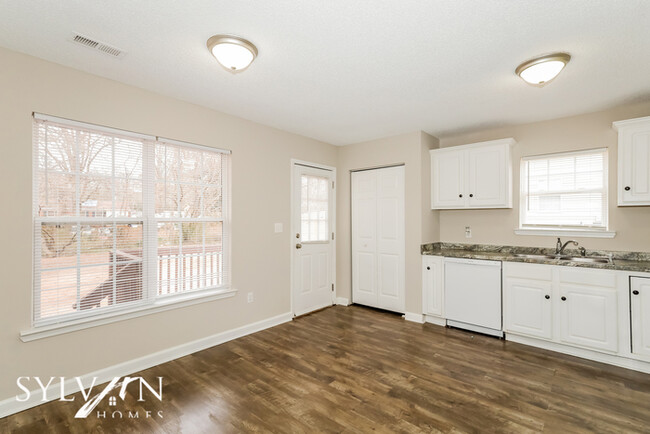 Building Photo - Enjoy the coziness of this darling home