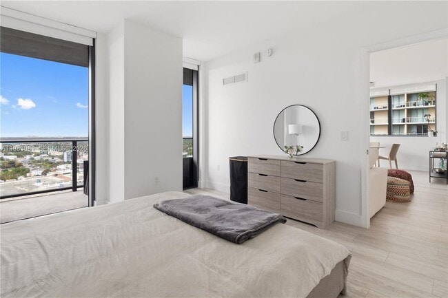 Foto del edificio - 121 NE 34th St