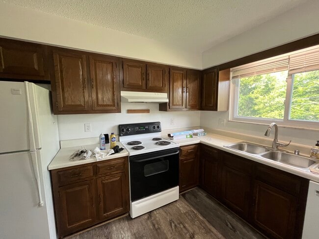 Kitchen - 1588 Jones Dr