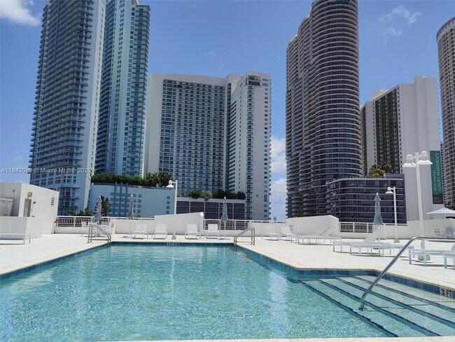 Foto del edificio - 275 NE 18th St