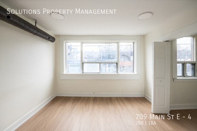 Building Photo - **Newly Renovated 2 Bedroom Unit**