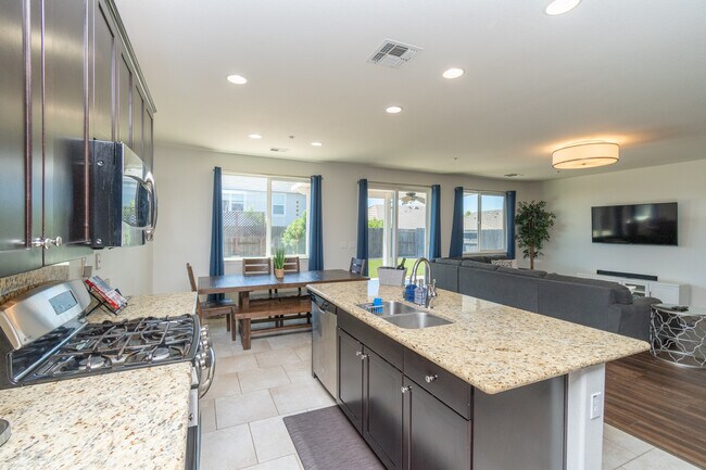 Foto del edificio - 5329 Otter Pond Way