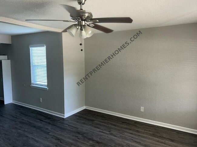 Building Photo - 1833 Grove Cir