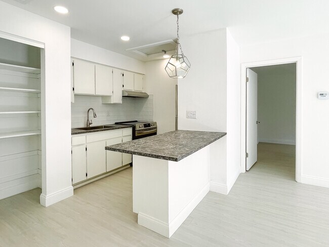 Building Photo - 716 Angelina Ln