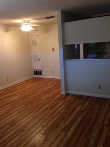 Foto del edificio - 5001 Bull Creek Rd