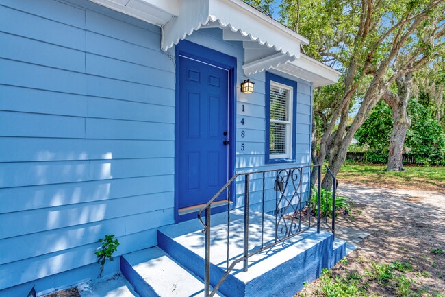 Front of House - 1485 Hamlet Ave