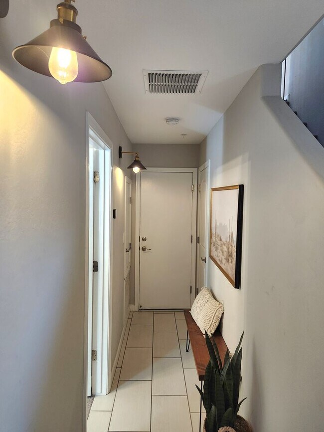 Building Photo - Beautiful 4 bedroom 3.5 bath near Downtown...