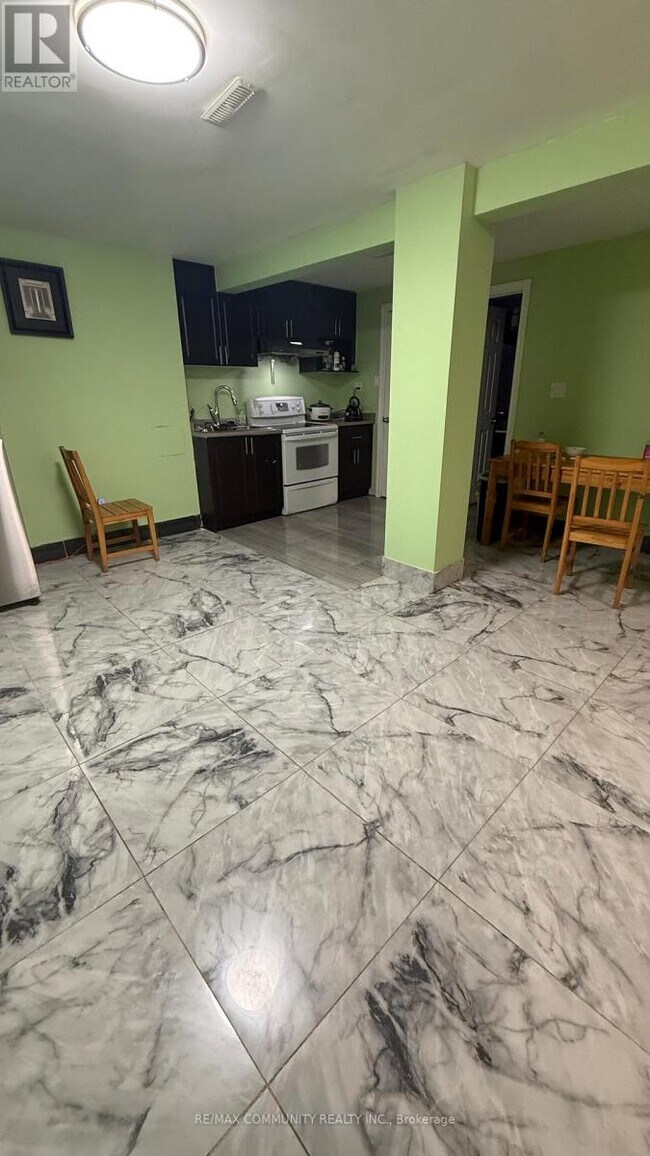 Photo du bâtiment - 591 Harmony Rd S