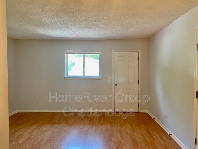 Building Photo - 305 Valley View Ave