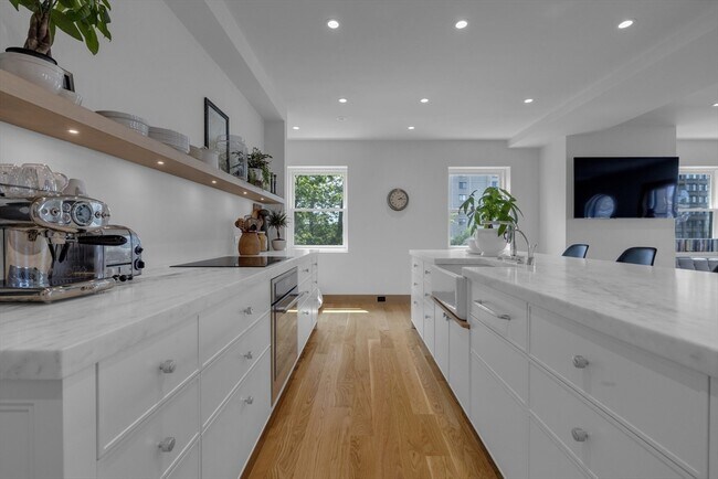 Building Photo - 344 Tappan St