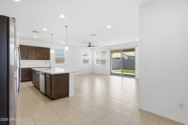 Foto del edificio - 3810 N 101st Dr