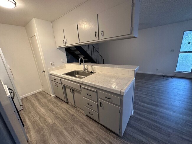 Building Photo - Cozy 2 Bedroom unit with community pool!