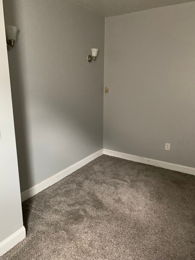 Dormitorio 1 - 639 E Main St