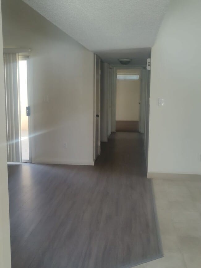 Building Photo - 3 bedroom 2 Bathroom