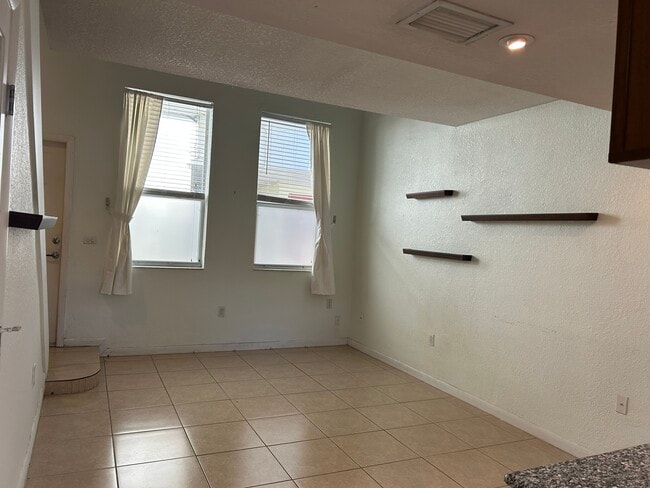 sala de estar en la planta baja - 8950 SW 69th Ct