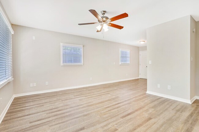 Foto del edificio - 6195 Cedar Wood Dr