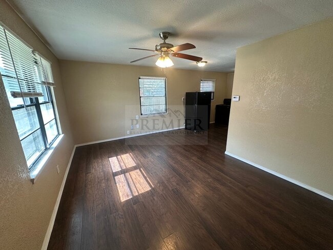 Foto del edificio - 4818 Woodend Ave