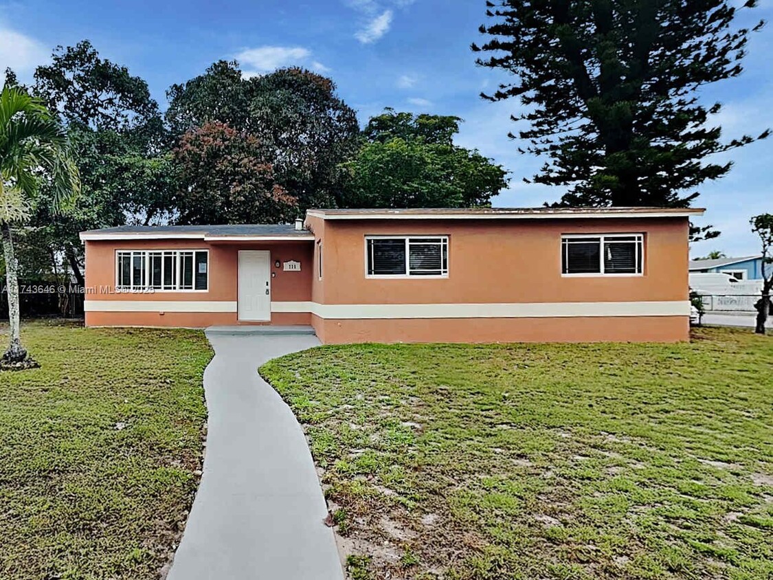 Foto principal - 735 NW 184th Dr