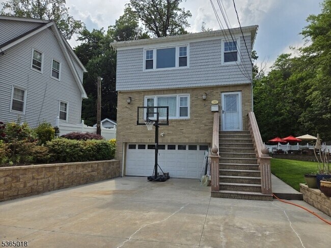 Building Photo - 33 Park Dr N