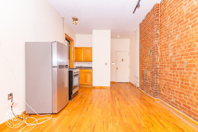 Building Photo - 206 Scholes St