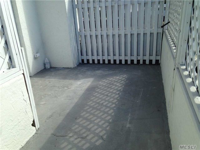 Foto del edificio - 126 Austin Blvd