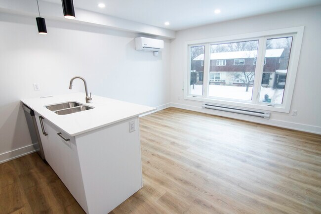 Photo du bâtiment - Unit 1C | Lower Level | 2 Bedroom, 1 Bathroom