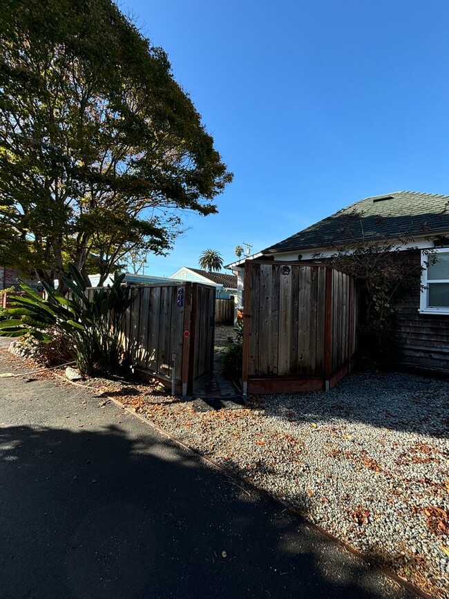 Building Photo - Secretly Tucked away in Seabright Beach Area