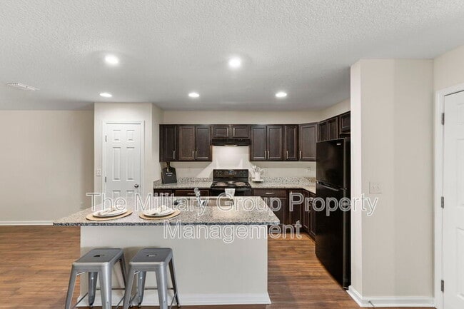 Building Photo - 1343 Pangola Dr