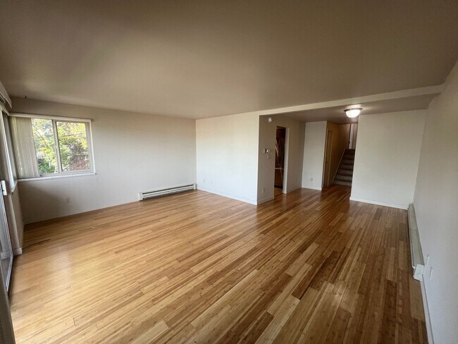 Foto del edificio - Spacious Fremont 2BR/1BA, split level with private balcony, recently remodeled kitchen!