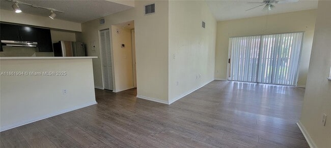 Foto del edificio - 4832 N State Rd 7
