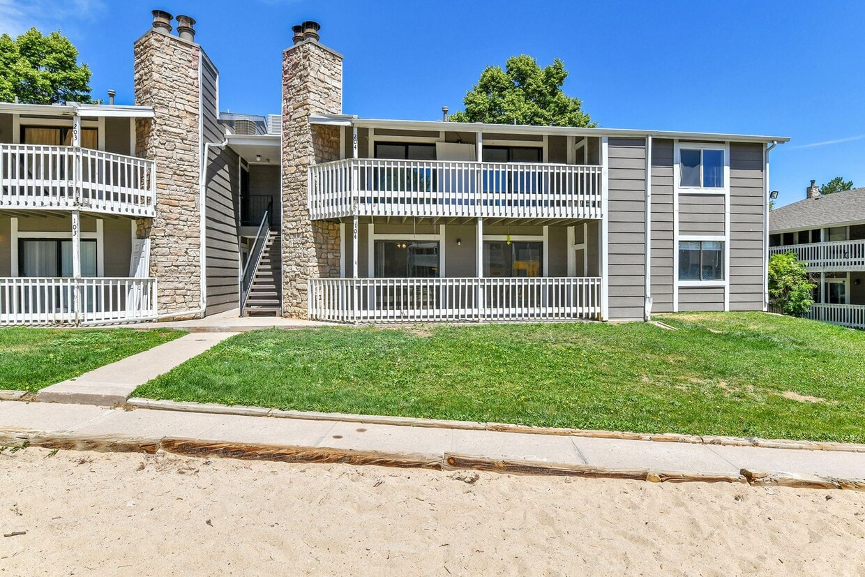 Ground Level 3BD/2BA Condo in great location, no stairs! - Ground Level 3BD/2BA Condo in great locati...