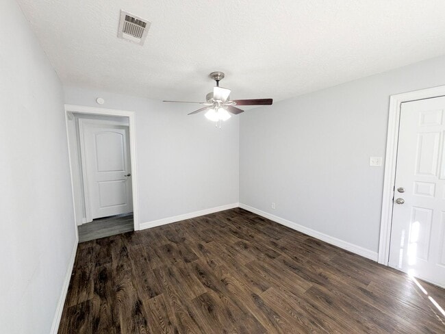 Building Photo - 5150 Parkview Dr